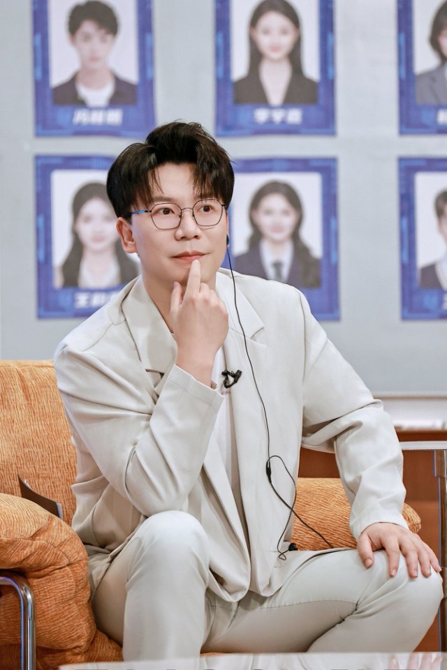 搜狐订阅:苹果充值卡回收-专访陈铭：我常逼自己闭嘴，沉默也是自我成长