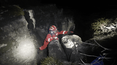 11人徒步登山天黑迷路被困深山,消防员7小时紧急救援