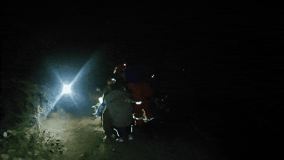 11人徒步登山天黑迷路被困深山,消防员7小时紧急救援