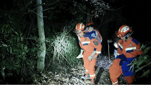 11人徒步登山天黑迷路被困深山,消防员7小时紧急救援
