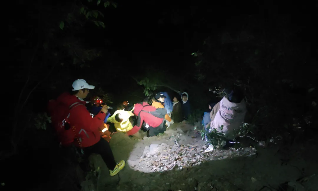 11人徒步登山天黑迷路被困深山,消防员7小时紧急救援