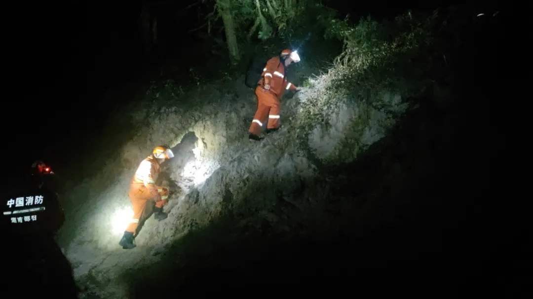 11人徒步登山天黑迷路被困深山,消防员7小时紧急救援
