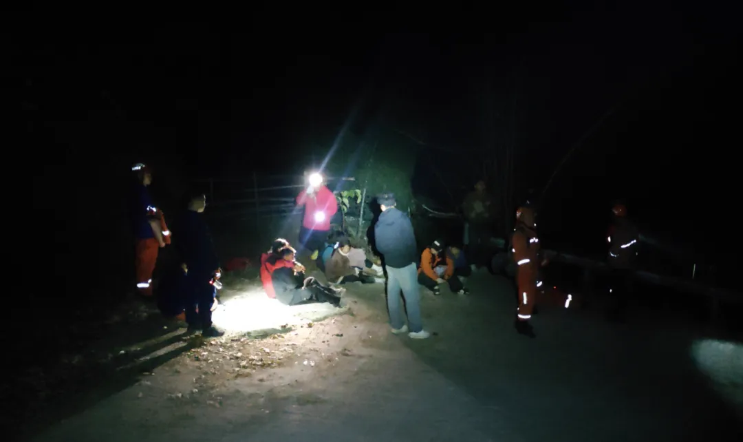 11人徒步登山天黑迷路被困深山,消防员7小时紧急救援