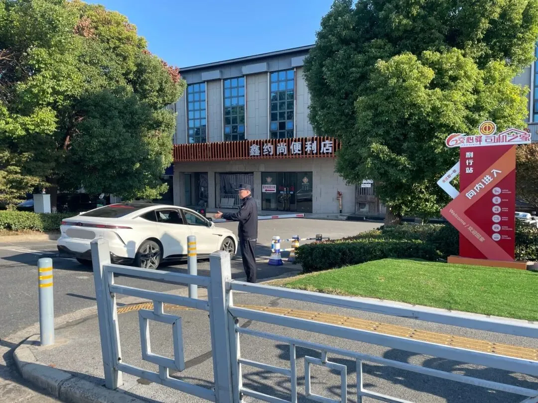 司机吃饭要靠“游击盒饭”,网约车聚集区治理如何从堵到疏?