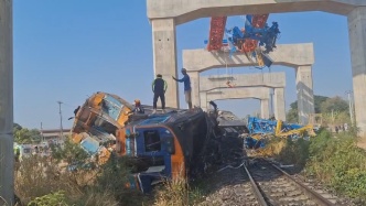 泰国一火车被起重机砸中起火脱轨，已致22人死亡