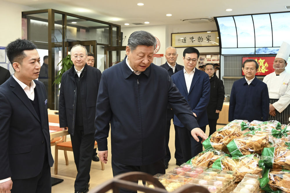 习近平春节前夕在北京看望慰问基层干部群众