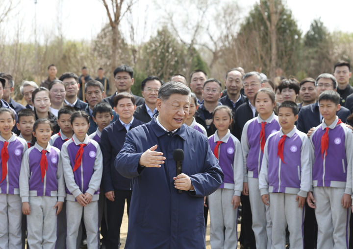 习近平在参加首都义务植树活动时强调，为山川大地增添锦绣，让中国式现代化底色更加亮丽