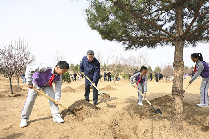 习近平在参加首都义务植树活动时强调，为山川大地增添锦绣，让中国式现代化底色更加亮丽