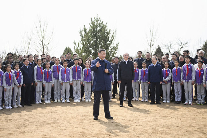 习近平在参加首都义务植树活动时强调，为山川大地增添锦绣，让中国式现代化底色更加亮丽