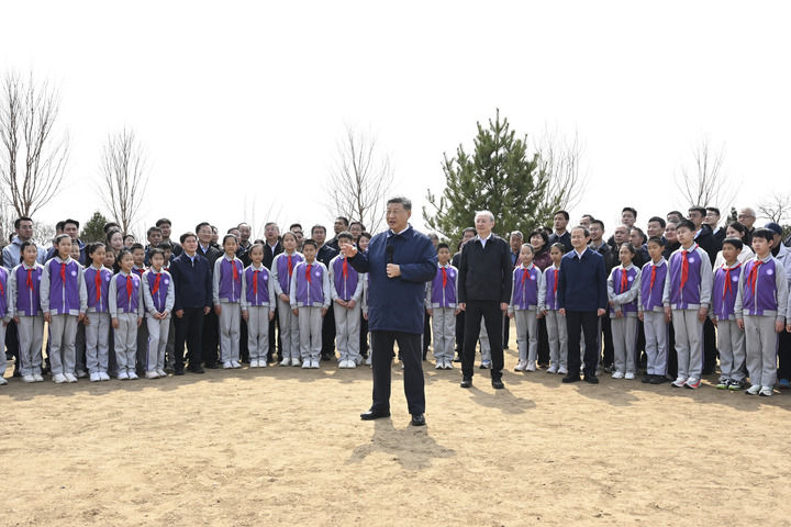 习近平在参加首都义务植树活动时强调，为山川大地增添锦绣，让中国式现代化底色更加亮丽