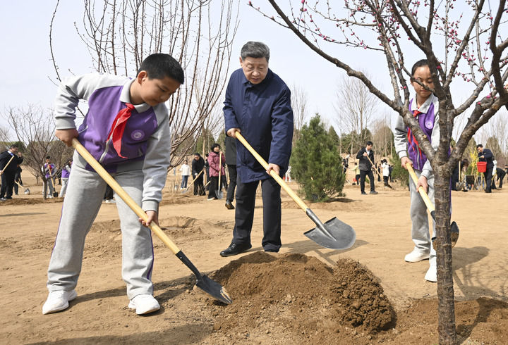 习近平在参加首都义务植树活动时强调，为山川大地增添锦绣，让中国式现代化底色更加亮丽
