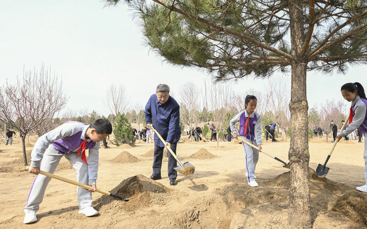 习近平在参加首都义务植树活动时强调，为山川大地增添锦绣，让中国式现代化底色更加亮丽