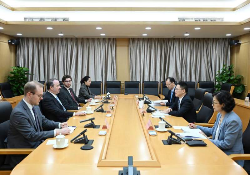 财政部副部长廖岷会见美国副贸易代表斯威策