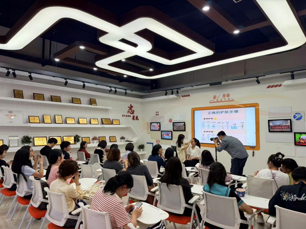 地铁站里的市民夜校美妆课。除注明外均为学校供图