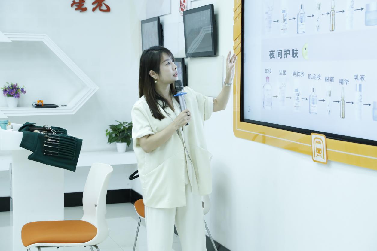 施文文授课中。