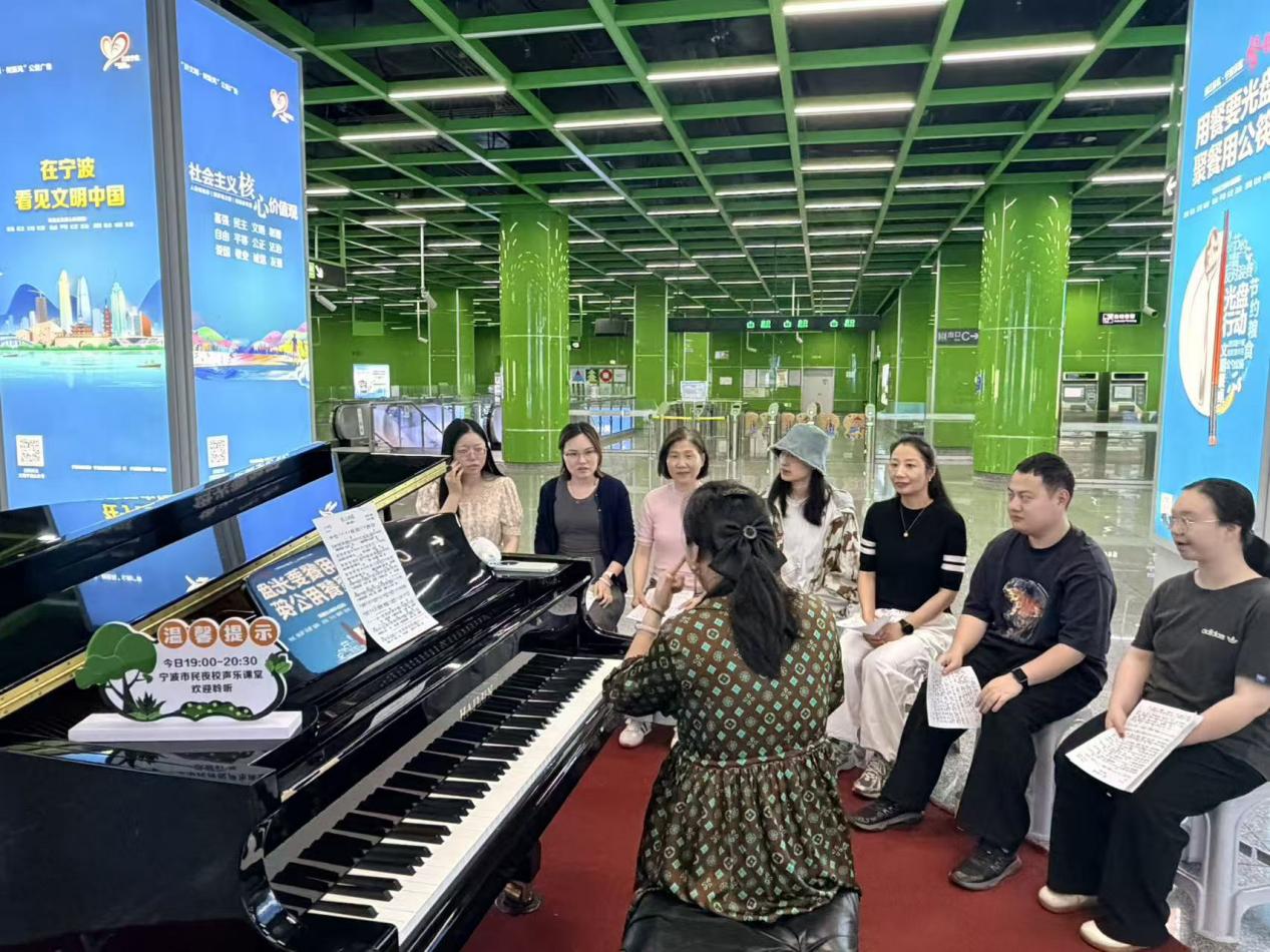 地铁站里的声乐课。