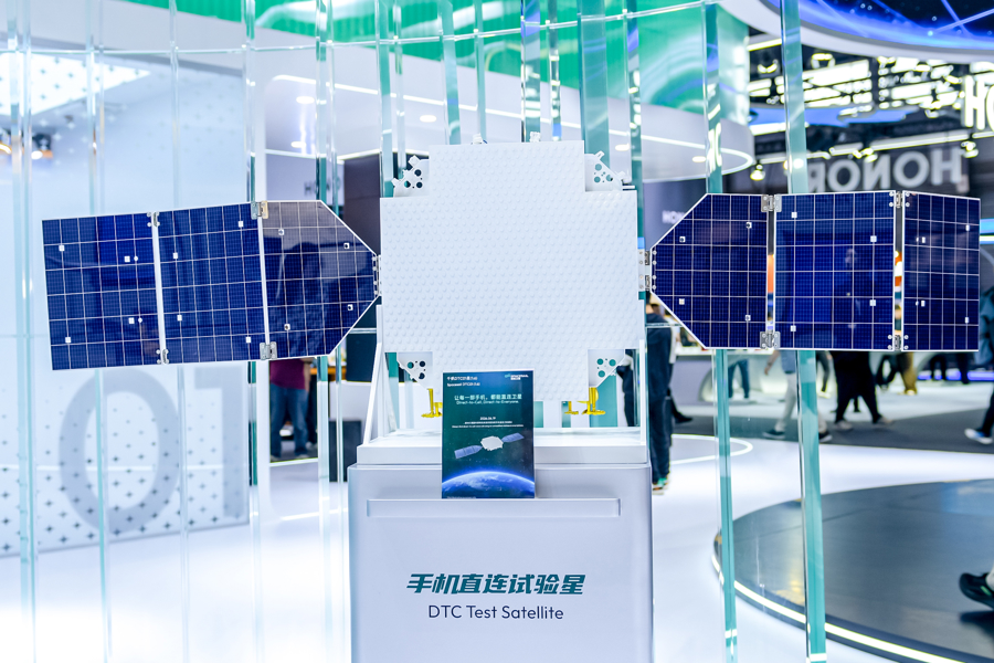 “千帆星座”卫星终端产品首次亮相，飞机乘客能看直播，手机能直连卫星通话