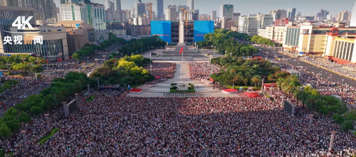 10万人南昌八一广场观看升旗，建军百年将有更多期待