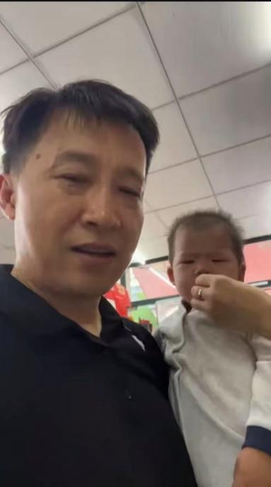 台风天里的“临时照料者”:上海超市店主一家四小时的暖心守护