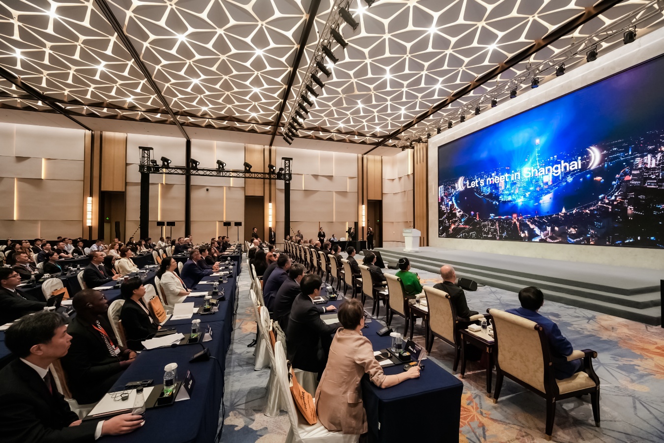 站在全球电波的“交汇点”上，上海的答案是什么