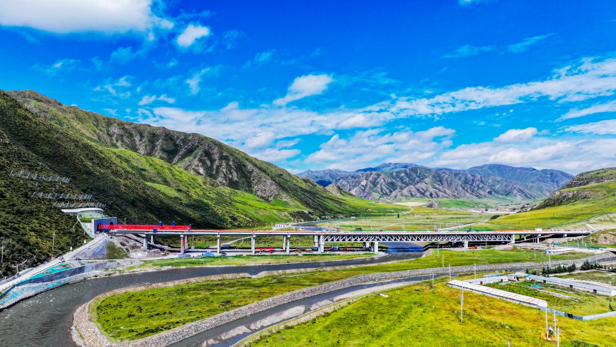 穿越保护区、跨敏感水系，这条高速为何“多架桥、少挖山”？