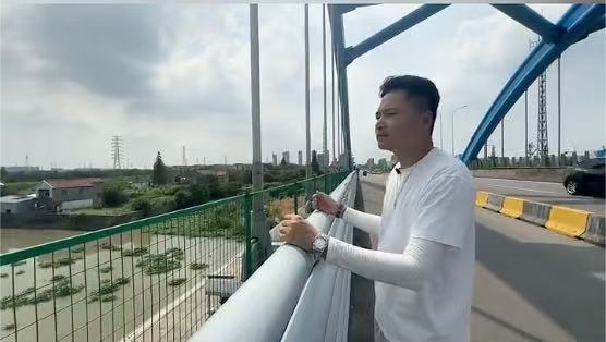 “爱管闲事”的上海大哥伸出援手，深夜桥边劝下情绪崩溃的男子