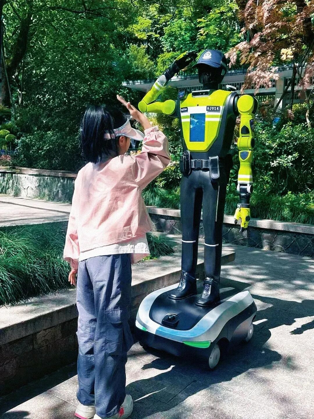 国庆长假看杭州交警新质战力的变化
