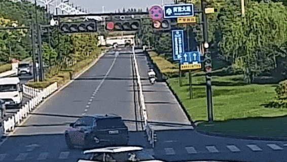 竟撞上警车？分心驾驶，危险就在走神那一秒