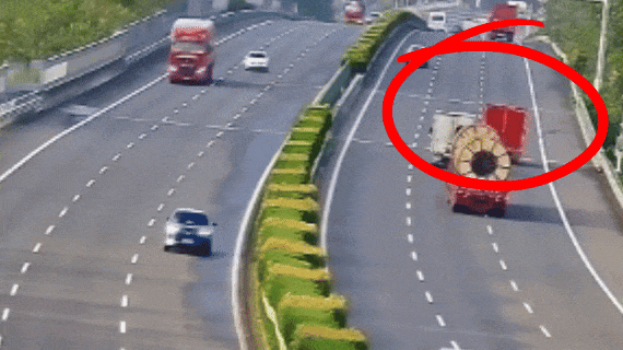 竟撞上警车？分心驾驶，危险就在走神那一秒