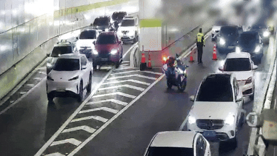 竟撞上警车？分心驾驶，危险就在走神那一秒