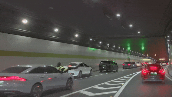 竟撞上警车？分心驾驶，危险就在走神那一秒