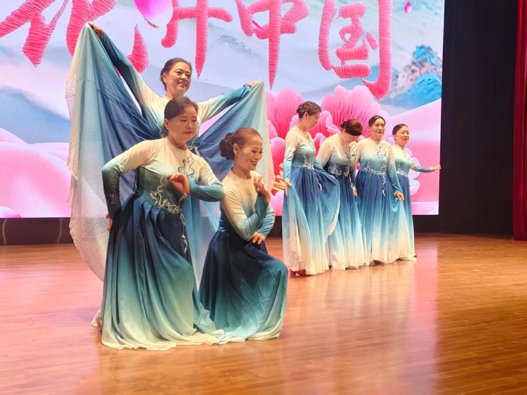 上海静安大宁路街道举办“月满华章,十一拾秋”综艺演出:15个节目点亮社区秋日舞台