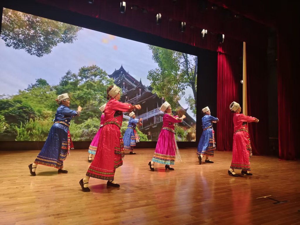 上海静安大宁路街道举办“月满华章,十一拾秋”综艺演出:15个节目点亮社区秋日舞台