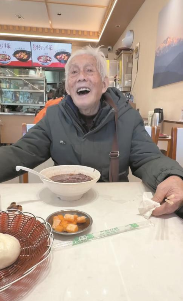 九旬老人坐火车独自进藏旅行,期待回来后和上海交大校友相聚