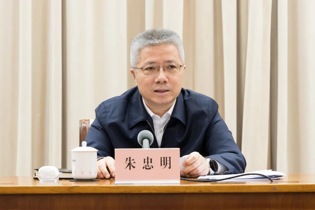 鼓足干劲、砥砺韧劲、增强拼劲，确保“十五五”开局之年各项任务圆满完成！上海市政府四季度工作会议召开