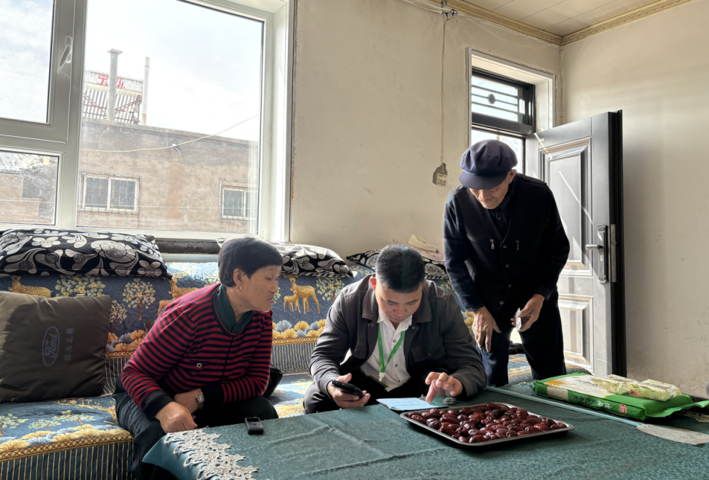 观察丨和33万老人面对面，调查员看到了什么