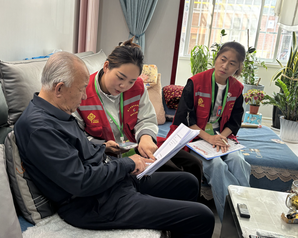 观察丨和33万老人面对面，调查员看到了什么