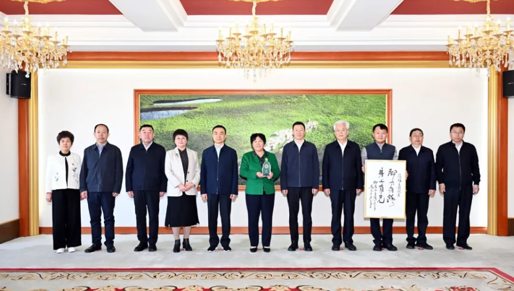 鄂尔多斯市四大班子一把手会见殷玉珍:向她致以崇高敬意和诚挚感谢