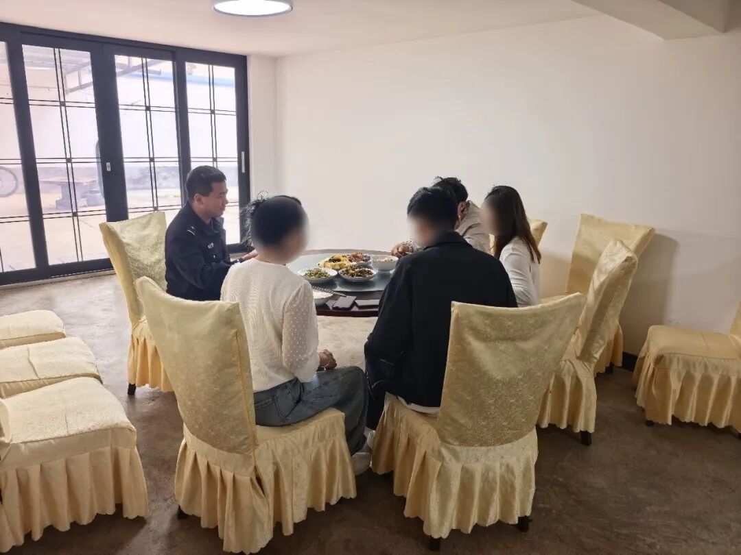 30年后，云南宣威一女子和姐姐在派出所重逢