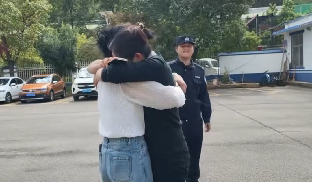 30年后，云南宣威一女子和姐姐在派出所重逢