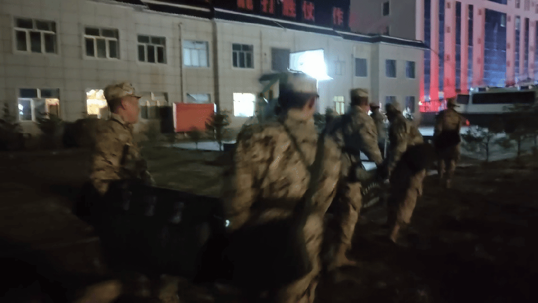 多图丨西藏那曲发生7.0级地震,西部战区官兵连夜救援