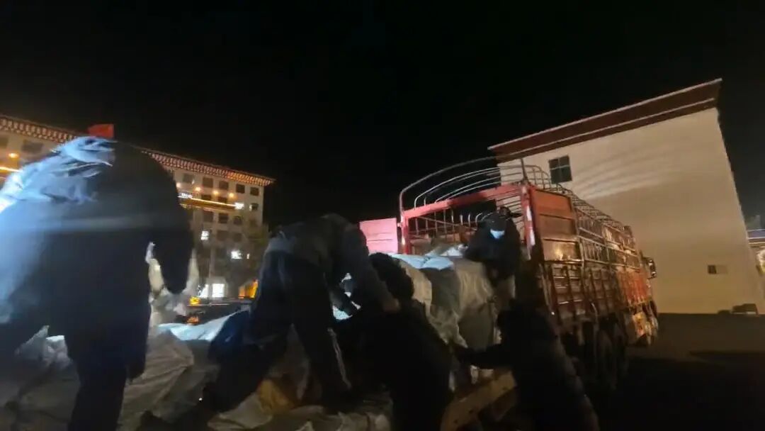 西藏那曲巴青震后首夜:医疗专家连夜驰援,救灾物资陆续运抵