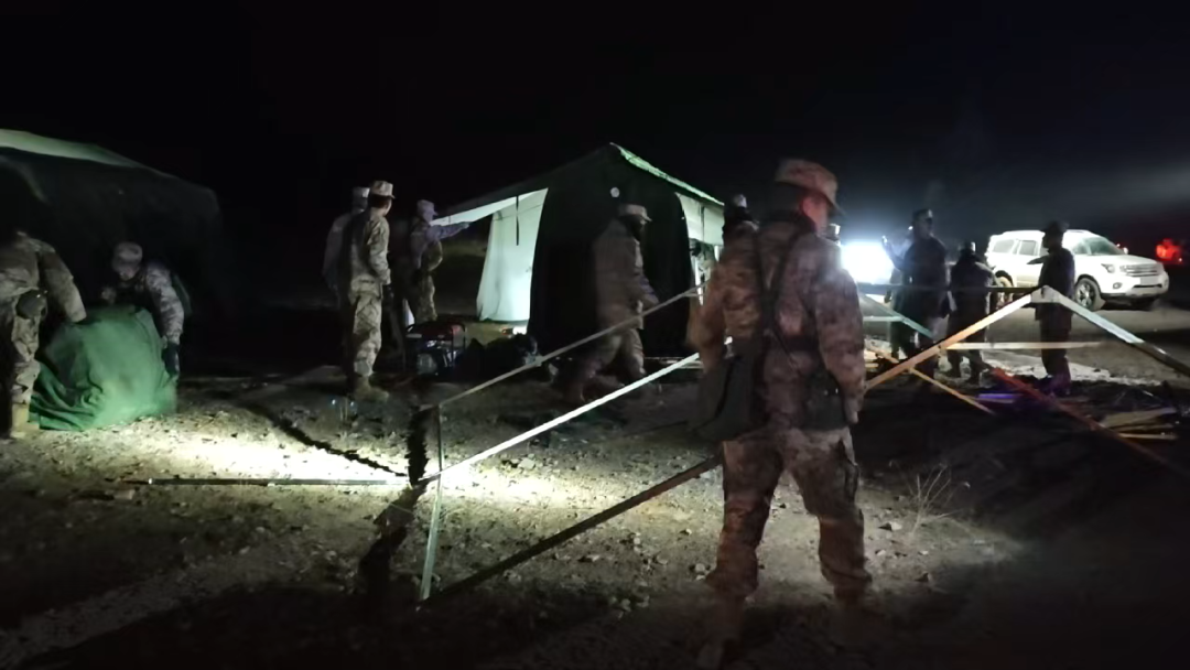 多图丨西藏那曲发生7.0级地震,西部战区官兵连夜救援