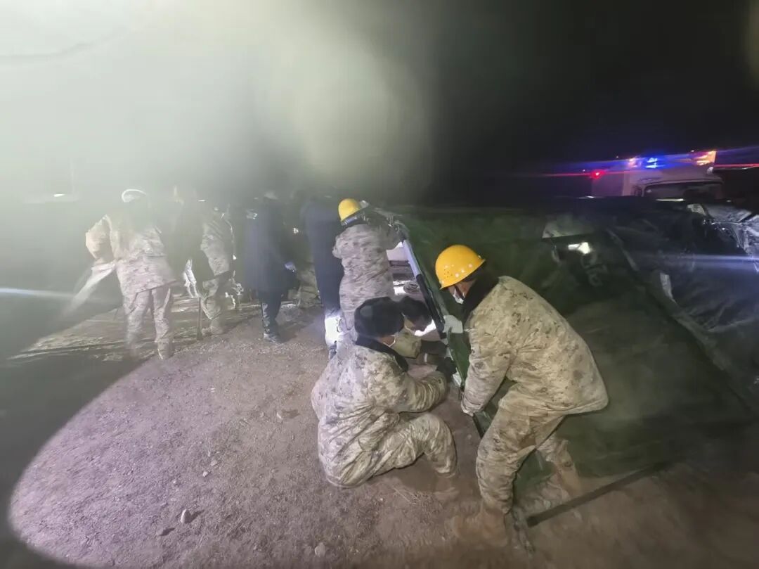 多图丨西藏那曲发生7.0级地震,西部战区官兵连夜救援