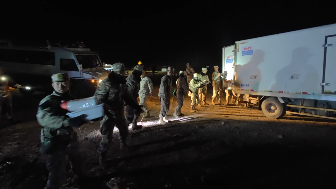 多图丨西藏那曲发生7.0级地震,西部战区官兵连夜救援