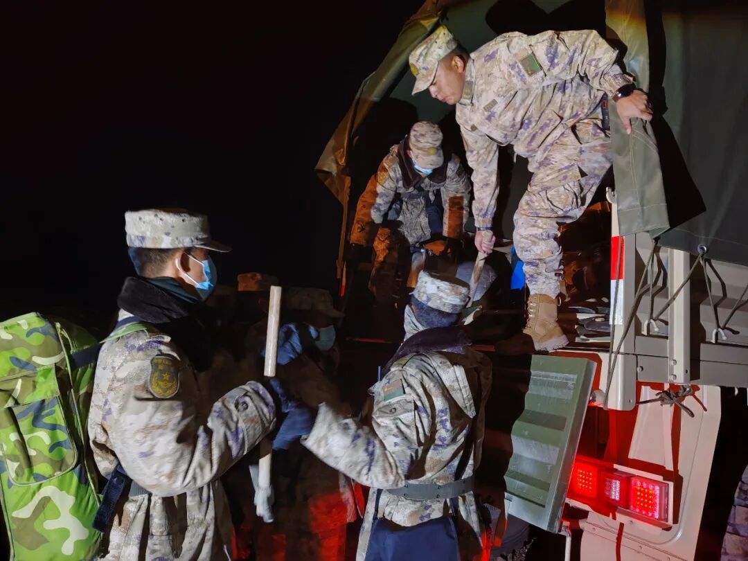 多图丨西藏那曲发生7.0级地震,西部战区官兵连夜救援