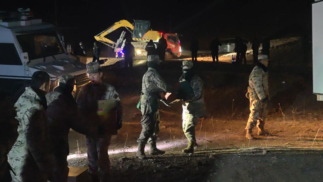 多图丨西藏那曲发生7.0级地震,西部战区官兵连夜救援