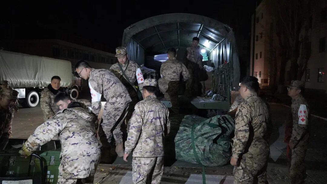 多图丨西藏那曲发生7.0级地震,西部战区官兵连夜救援