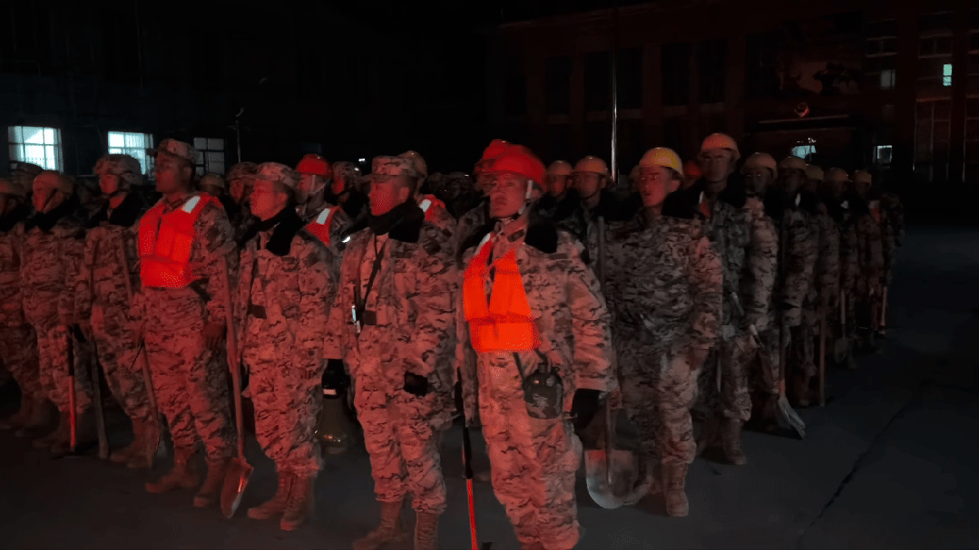 多图丨西藏那曲发生7.0级地震,西部战区官兵连夜救援