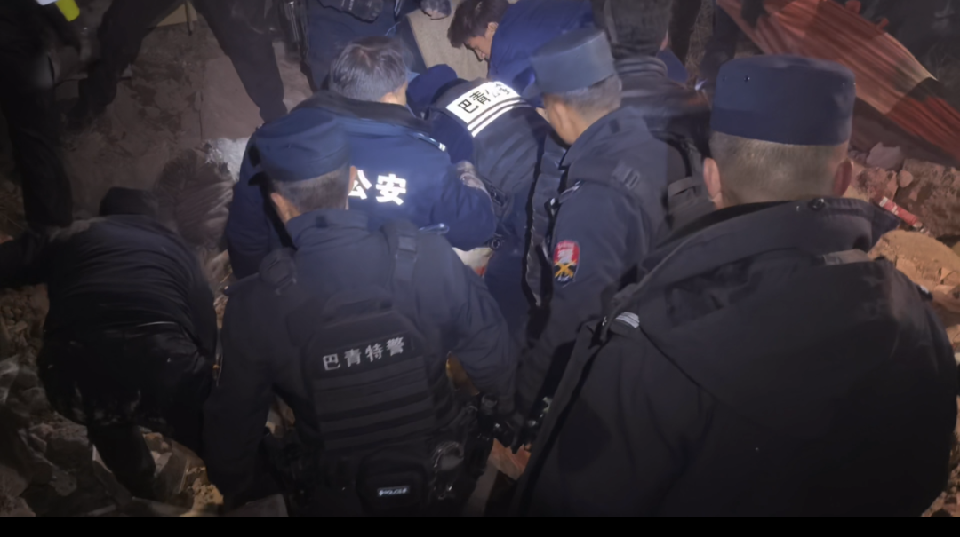 西藏那曲巴青震后首夜:医疗专家连夜驰援,救灾物资陆续运抵